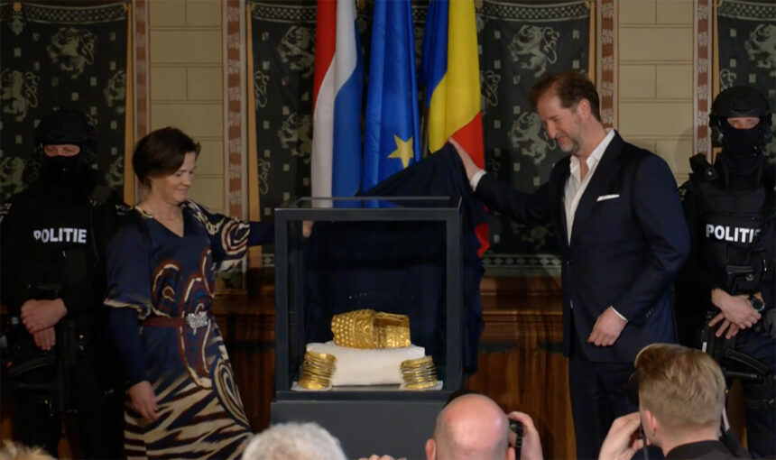 foto in ce stare sunt coiful de la cotofenesti si cele doua bratari dacice cum ar fi fost recuperate 69ce7457970f2