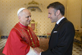 foto macron primit de papa leon al xiv lea la vatican ce cadouri i a oferit liderul francez suveranului pontif 69d8f3228eef4