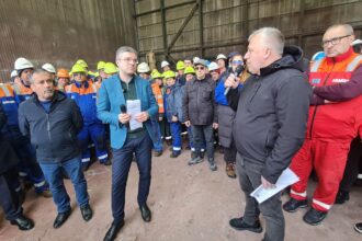 foto video angajatii din damen shipyards mangalia sa intrebari pentru ministrul economiei dupa vizita din santierul naval mangalia oamenii vor sa stie si daca santierul va fi vandut pe bucati 69f345a821e02