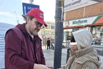 foto voluntarii asociatiei suflete deschise au adus lumina invierii oamenilor strazii in ziua de paste 69db9fbf63d05