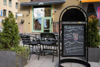galerie foto prima cafenea condusa de inteligenta artificiala a fost deschisa la stockholm ce poate face mona 69f1b5e2712fb