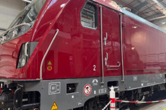 galerie foto prima locomotiva alstom care atinge 200 km ora a fost livrata catre autoritatea pentru reforma feroviara 69d51ac8bbbe4
