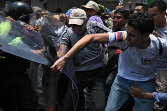 galerie foto venezuela fortele de ordine folosesc gaze lacrimogene impotriva protestatarilor indreptati spre miraflores 69d7f9a67732c