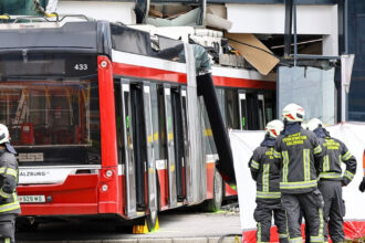 incident grav in austria un mort si mai multi raniti dupa ce un troleibuz a intrat intr un supermarket din salzburg 69e633c82fa17