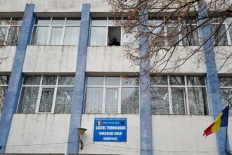 isj constanta portile de acces de la liceul tehnologic gheorghe duca instalate dupa ce politia locala a spus ca locatarii nu au dreptul sa tranziteze curtea scolii 69d39e44e42ed