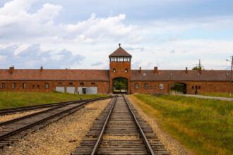 noua adolescenti au fost arestati dupa ce au intrat ilegal la auschwiz toti sunt de origine evreiasca 69e773a19c347