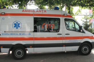 o femeie de 65 de ani a sarit din ambulanta care o ducea la spital ea sustinea ca bause detergent in mod intentionat iar echipajul o transporta la unitatea medicala 69ee10853cc4d