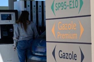probleme la benzinariile din franta 12 au ramas fara unii dintre carburantii pe care ii vand in mod obisnuit 69d3a6548b313