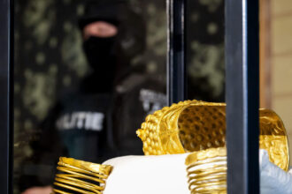 procesul in cazul furtului tezaurului dacic din muzeul drents incepe astazi trei suspecti adusi in fata instantei 69de1d32a91d4