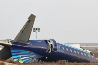 rusia a recunoscut oficial ca a doborat avionul companiei azerbaijan airlines in 2024 chiar in ziua de craciun 38 de oameni au murit 69dfaa64e5ca6