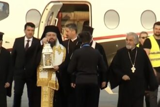 sfanta lumina de la ierusalim a ajuns la bucuresti si va fi dusa in toata tara in noaptea de inviere 69da8cc7ad374