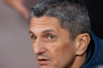 sfatul lui razvan lucescu la plecarea din tara dupa ce si a ingropat tatal stati de vorba cat mai mult cu parintii vostri 69dbf1c94f6b8