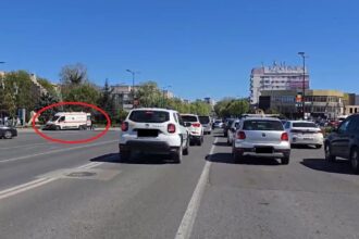 surse iata cine ar fi femeia care a murit astazi dupa ce ar fi sarit din ambulanta 69ee30ea02061