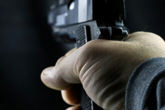 un sofer de autobuz a fost amenintat cu pistolul in trafic pe o strada din bucuresti tanar de 26 de ani retinut de politisti 69ef674070617