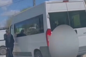 video alegeri ungaria 2026 acuzatii de turism electoral din transilvania un microbuz cu numere de romania filmat in circumscriptie fidesz 69dbd568d6cbf
