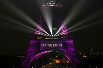 video celine dion si a anuntat revenirea pe scena cu un mesaj pe turnul eiffel cantareata va sustine o serie de concerte la paris 69cfcfe53b337