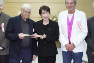 video deep purple vizita surpriza in biroul premierului japonez sanae takaichi este fan infocat al trupei britanice sunteti zeii mei 69da5646e32f0