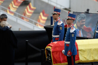 video fanii ii pot aduce un omagiu lui mircea lucescu azi la arena nationala legendarul antrenor inmormantat vineri cu onoruri militare 69d749f3191c1