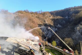 video incendiu violent la o manastire cunoscuta in noaptea de inviere a ars acoperisul unor chilii 69db40f265f63