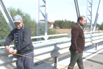 video situatie paradoxala in arad un pod reabilitat mai mult incurca circulatia pentru ca e prea ingust am intors si am trecut prin apa 69f1a45639843