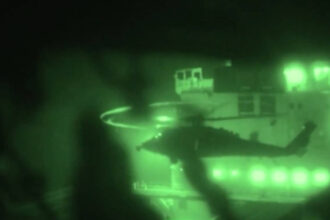 video sua au capturat o nava iraniana in golful oman imagini cu operatiunea gaura in sala motoarelor si forte americane coborand in rapel 69e5c3587fd03