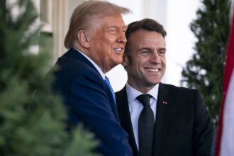video trump il ironizeaza pe macron dupa o discutie telefonica sotia sa il trateaza foarte rau 69ce20d45866c