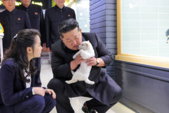 videofoto kim jong un a mers cu fiica sa intr o vizita la un magazin de animale de companie din phenian unde au mangaiat caini si pisici 69cf920b4c8fb