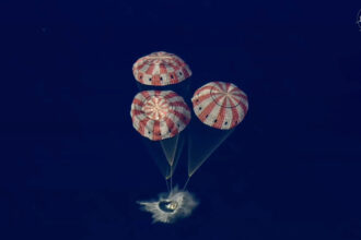 videofoto o misiune perfect indeplinita capsula orion a misiunii artemis ii a amerizat cu succes in oceanul pacific dupa o calatorie istorica 69d9debf3468d