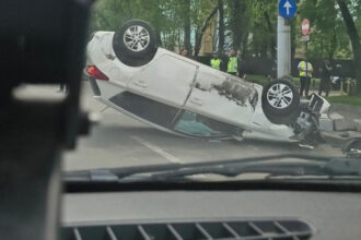 accident cu trei masini in sectorul 6 unul dintre vehicule s a rasturnat pe plafon o femeie fiind ranita 69f8c1652d846