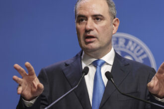 alexandru nazare dupa prabusirea leului turbulentele politice pot afecta doua tinte importante ale romaniei 69f8e71457f22
