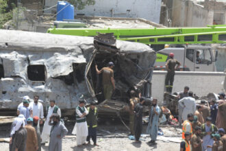 atac asupra unui tren din pakistan cel putin 29 de oameni au murit si peste 100 au fost raniti in explozie 6a12cb089a9aa