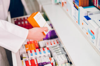 avertismentul doctorilor despre medicamentele expirate ce riscuri ascund pastilele uitate in sertar 6a0803453ca87