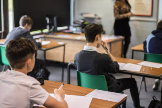 ce s ar putea schimba pentru elevii de liceu ministerul educatiei a pus in consultare 175 de programe scolare noi 6a0ee829d0a0f