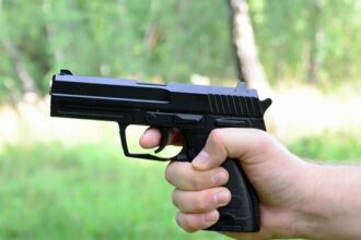 cine este barbatul care a tras cu pistolul in agigea suparat ca doi copii se jucau cu mingea i a nimerit pe parinti 6a10066fcc070
