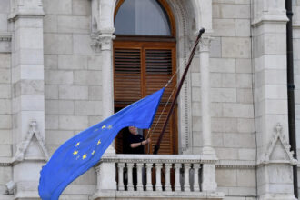 drapelul uniunii europene a revenit pe cladirea parlamentului de la budapesta dupa 12 ani de absenta fidesz nu a aplaudat decizia 6a0039e8e3525