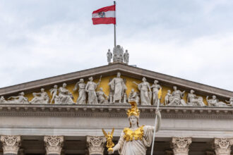este inadmisibil scandal diplomatic urias intre viena si moscova trei diplomati rusi expluzati din cauza padurii de antene 69f8a1c83cd2b