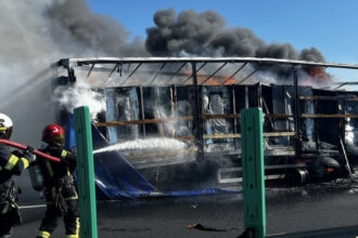 foto incendiu pe autostrada a1 a luat foc un autotren incarcat cu frigorifice 6a1881b692f0d