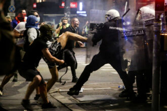 galerie foto proteste la belgrad 23 de persoane au fost retinute mai multi manifestanti au fost raniti 6a130a4f03ad8