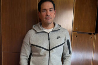 nicolas maduro sursa de inspiratie pentru marco rubio in materie de vestimentatie poarta cu mandrie treningul nike tech venezuela 6a04d3ac06574