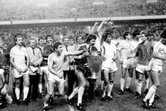 nicusor dan i a decorat pe jucatorii echipei steaua cu prilejul celei de a 40 a aniversari de la castigarea cupei campionilor 69f8c882c1685