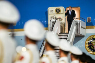 nimic din china nu e permis in avion echipa lui trump a aruncat telefoanele ecusoanele si cadourile primite in vizita la beijing 6a08a188ac5ce