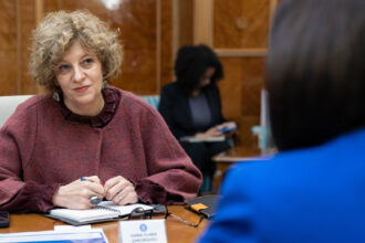 oana gheorghiu arata ca petrisor peiu detine actiuni la companii de stat cine vrea sa salveze romania de guvernul cel rau 69f4ad3f5b262