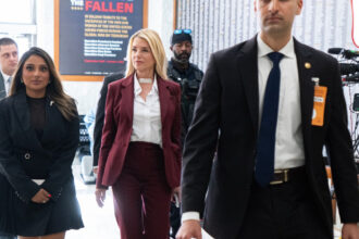 pam bondi care a fost secretar al justitiei in al doilea mandat trump audiata in congres in legatura cu cazul epstein 6a1a7bd60b7a4