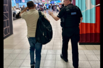 pasagerul unei curse aeriene londra luton bacau dat jos din avion dupa ce a furat ochelari de soare din duty free 6a18a834854ab