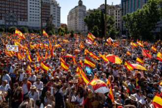 proteste in madrid la resedinta premierului pedro sanchez manifestantii au fortat cordonul de securitate 6a11bc419c6c2