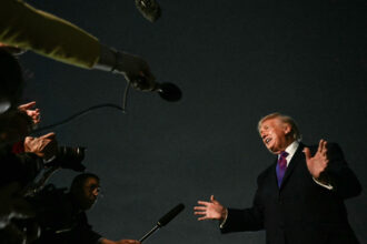 trump ameninta din nou ca sterge iranul de pe suprafata pamantului si spune ca armata sua a distrus sapte ambarcatiuni iraniene 69f8e8125cd0e