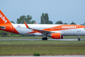 un zbor easyjet din egipt catre marea britanie a aterizat de urgenta la roma dupa ce un pasager a dezvaluit ce are in bagaj 6a11ea04e46f5