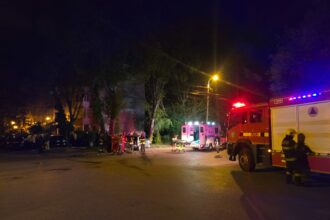 video accident cu trei masini implicate unul dintre soferi a lovit un paramedic 69f5265b09cf0