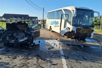 video accident grav intre un autocar care transporta mineri si un autoturism unul dintre soferi ar fi adormit la volan 6a1a9ef5c3bd5