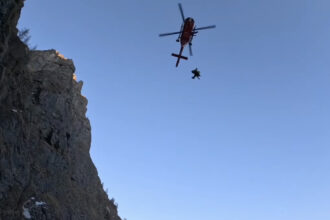 video au avut mare noroc doi turisti din capitala salvati dupa ce au cazut 100 de metri intr o rapa din masivul caraiman 6a1306d77134c
